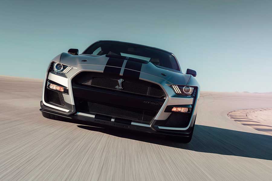 O Shelby GT500 é equipado com um motor 5.2 supercharged de liga de alumínio, montado à mão. 