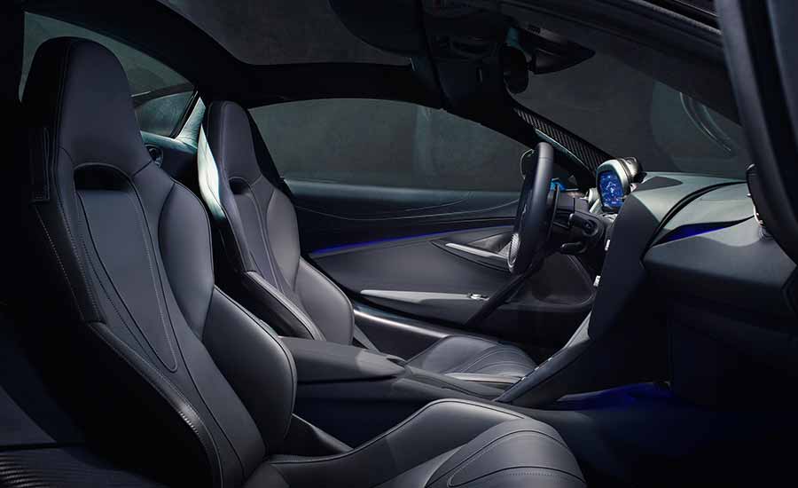 O interior é idêntico ao 720S Coupe, e desfrutar de materiais de qualidade, uma tela central de 8 polegadas , navegador, equipamentos de áudio, bizone (com detecção automática da posição do teto), etc. ..