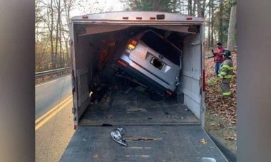 Mulher pede socorro por estar presa dentro do carro… no interior de um caminhão!