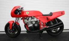 A única motocicleta que tem permissão para carregar o nome e logotipo da Ferrari