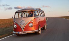 VW relança Kombi clássica com motor elétrico