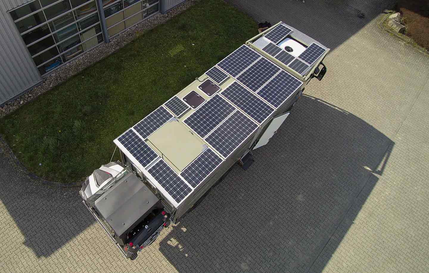Com o teto coberto de painéis, o Unicat MD56c oferece quase 2.000 watts de carga solar 