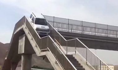 Vídeo: Motorista de Suzuki Jimny usa passarela para fazer retorno