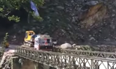 Vídeo flagra momento em que ponte desaba na travessia de caminhão