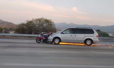 Vídeo: Motorista de minivan arrasta moto por quilômetros