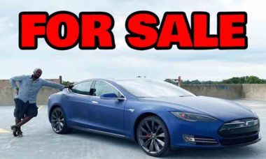 Fãs da Tesla não perdoam youtuber após anunciar volta para carros a gasolina