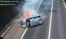 Vídeo: Van pega fogo após acidente na China