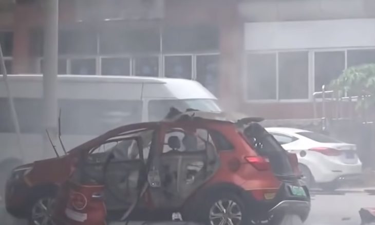 Vídeo flagra explosão de carro elétrico na China