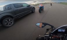 Vídeo flagra colisão de picape contra motociclista nos EUA