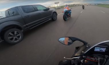 Vídeo flagra colisão de picape contra motociclista nos EUA