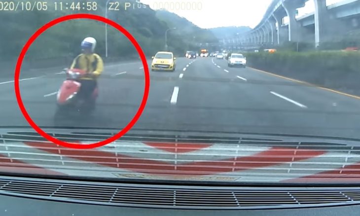 Vídeo: Piloto de scooter causa acidente com 10 carros