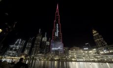 Porsche transforma prédio mais alto do mundo em propaganda do elétrico Taycan