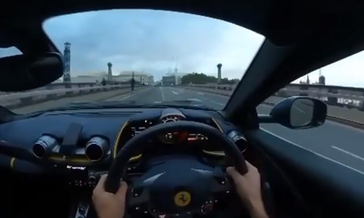 Vídeo: Motorista de Ferrari perde o controle e quase atropela ciclista