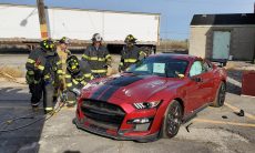 Bombeiros dos EUA detonam Ford Mustang em treinamento