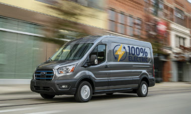 Ford apresenta versão elétrica da van Transit