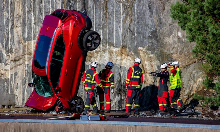 Volvo joga carros de guindaste para treinar socorristas na Suécia