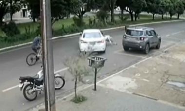 Motorista agride e atropela mulher durante briga de trânsito. Foto: reprodução Youtube