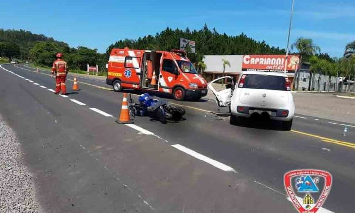 Vídeo: Motoqueiro é arremessado por cima de carro após batida em Três Coroas (RS). Foto: Reprodução Facebook