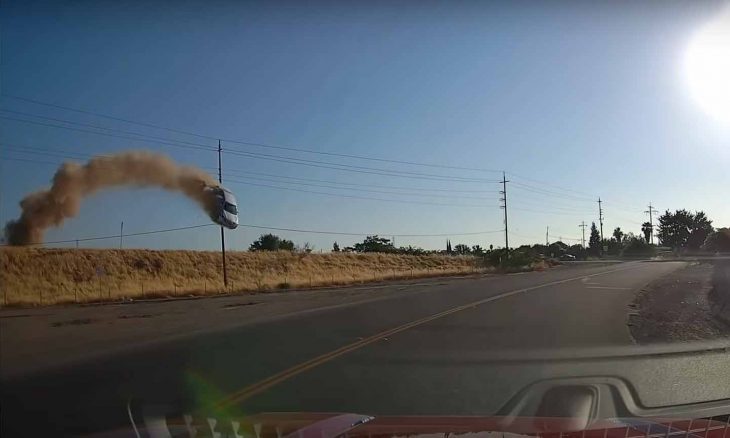 Carro bate em rodovia e voa em um vídeo chocante. Foto: Reprodução Youtube