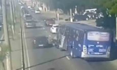 Vídeo: Motorista de ônibus atropela motociclista de propósito. Foto: Reprodução Youtube