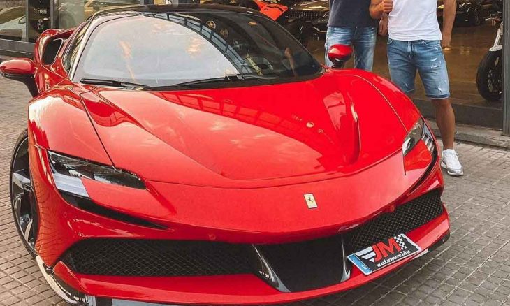 Novo jogador do Barcelona compra Ferrari de R$ 3 milhões. Foto: Reprodução Instagram