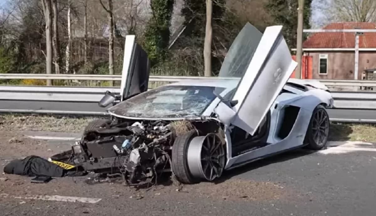 Lamborghini Aventador de milionário holandês é destruída em acidente. Foto: Reprodução/ Youtube