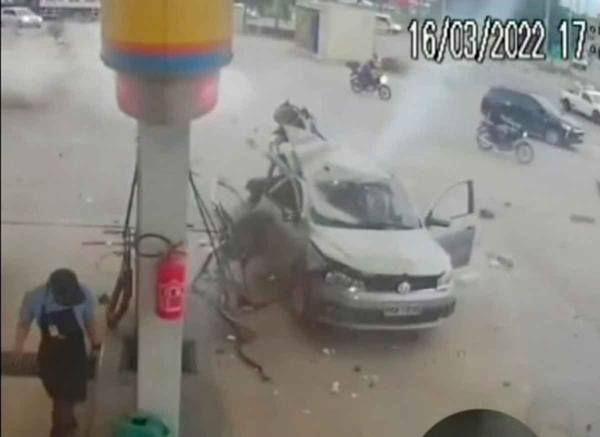 Vídeo: Cilindro de gás explode no momento em que carro é abastecido 