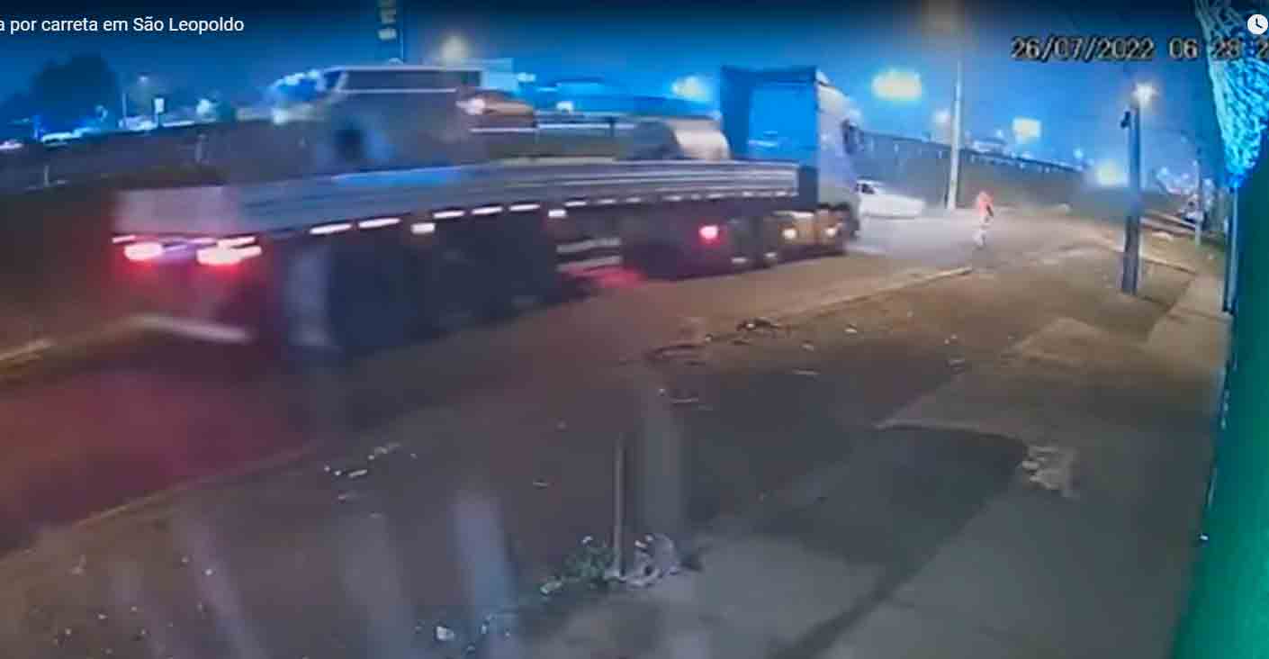 Cenas fortes: Vídeo mostra ciclista sendo atingida por caminhão no RS. Foto: Reprodução Youtube