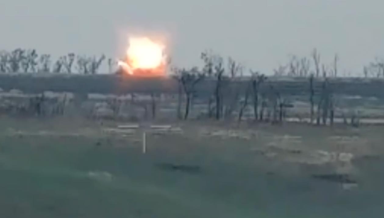 Vídeo mostra a dramática fuga de tanque ucraniano antes de ser atingido por mísseis e explodir