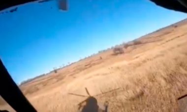 Vídeo mostra helicóptero Mil Mi-8 sendo derrubado na Ucrânia