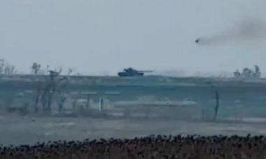Vídeo mostra a dramática fuga de tanque ucraniano antes de ser atingido por mísseis e explodir