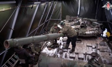 VÍDEO: Como são reparados os tanques e outros equipamentos militares entre as batalhas na guerra da Ucrânia
