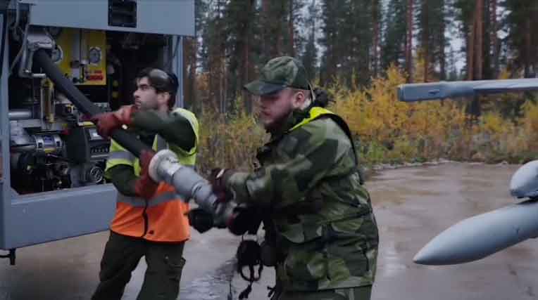 VÍDEO: Caça sueco é totalmente armado e reabastecido no meio de uma estrada. Foto: Reprodução