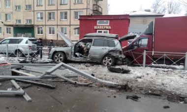 VÍDEO: Perseguição em alta velocidade na Rússia resulta em vários veículos destruídos