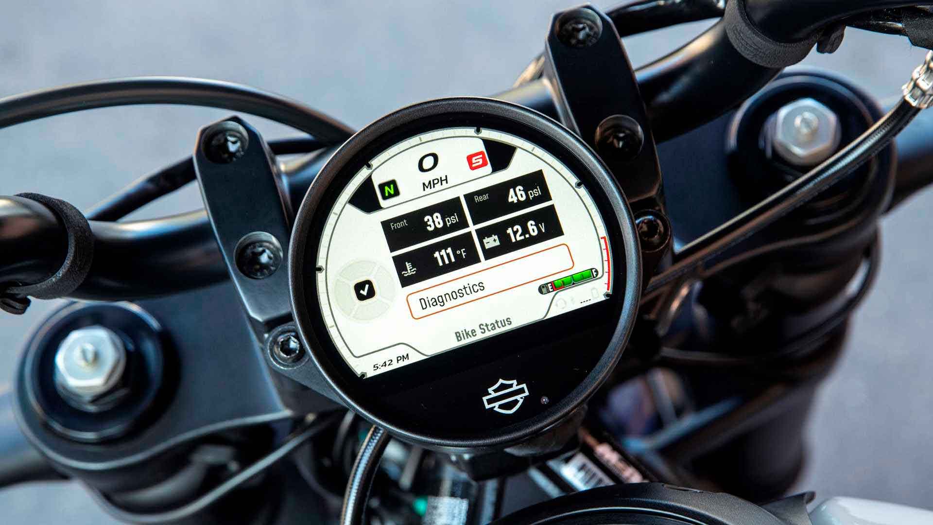 A Harley introduziu tecnologia de ponta no novo modelo, como o painel digital TFT de 4 polegadas
