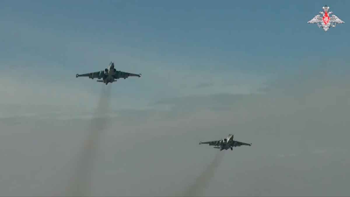 VÍDEO: Caças russos Su-25 destroem posições ucranianas