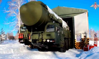 Equipes de lançamento de mísseis estratégicos fazem manobras de combate na Rússia