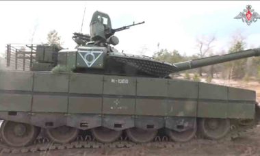 Vídeo: Novos tanques T-80BVM modernizados mostram suas capacidades