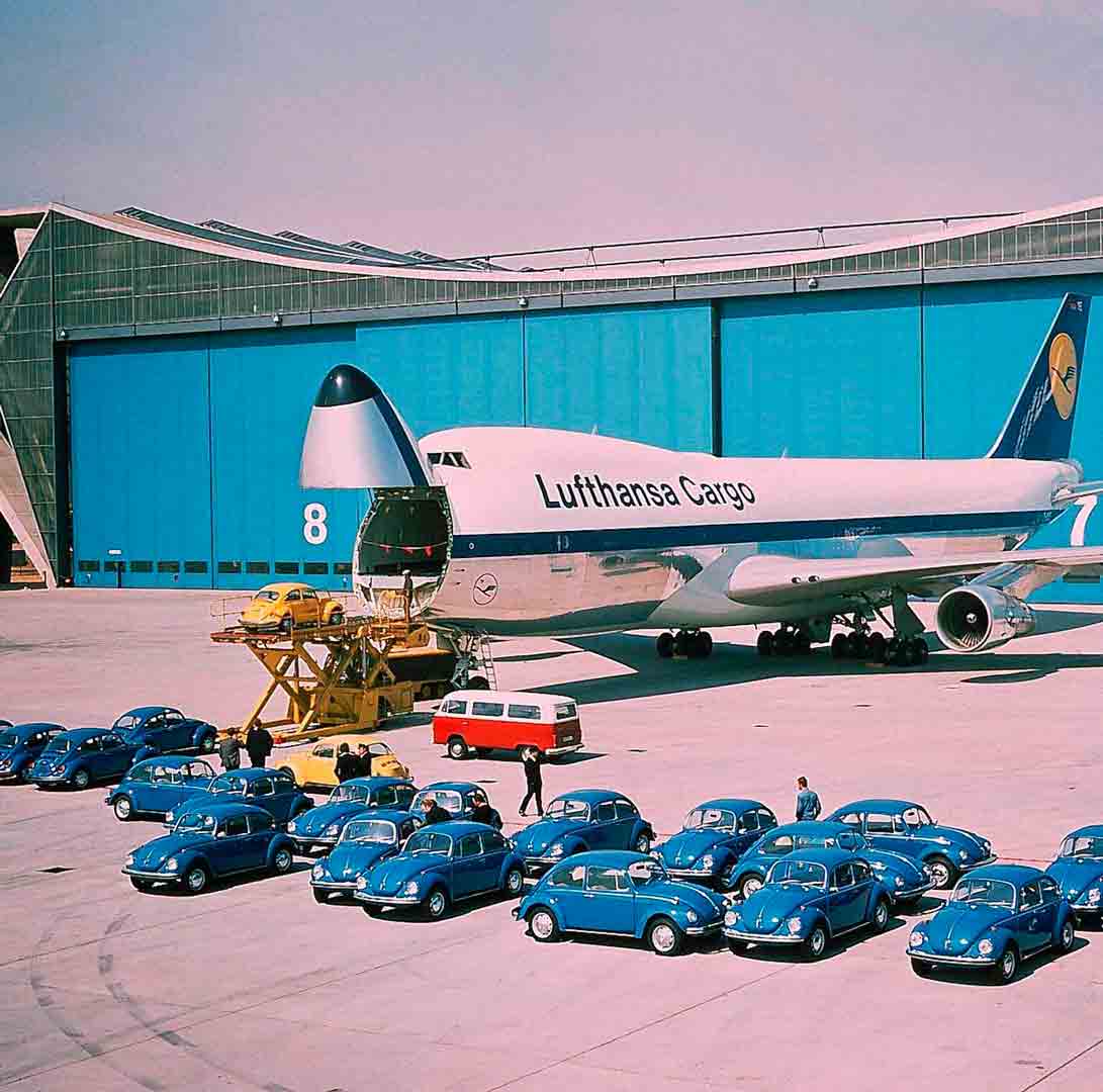 Em 10 de março de 1972, a Boeing entregou o primeiro cargueiro widebody, um 747-200, para a Lufthansa. A entrega marcou uma nova era no transporte de carga: a capacidade expandida do 747, com sua porta dianteira que podia carregar objetos enormes, significava que os carregadores e despachantes de carga podiam entregar mais mercadorias mais rapidamente do que o transporte marítimo ou por caminhão. 