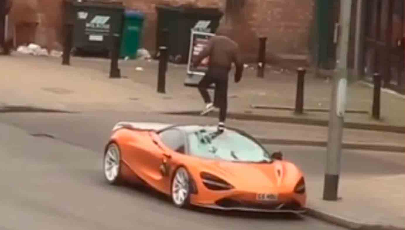 Dono de McLaren filma homem pulando no teto de seu carro avaliado em R$ 1.4 milhão