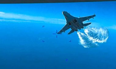 Vídeo mostra caça Su-27 russo interceptando MQ-9 sobre o Mar Negro