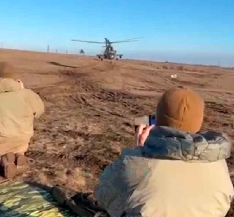 Helicóptero quase atropela soldados no chão em manobra para furgir de fogo antiaéreo
