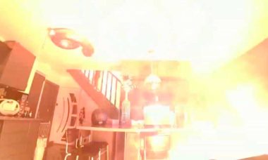 Vídeo chocante mostra a explosão de uma scooter elétrica dentro de uma casa