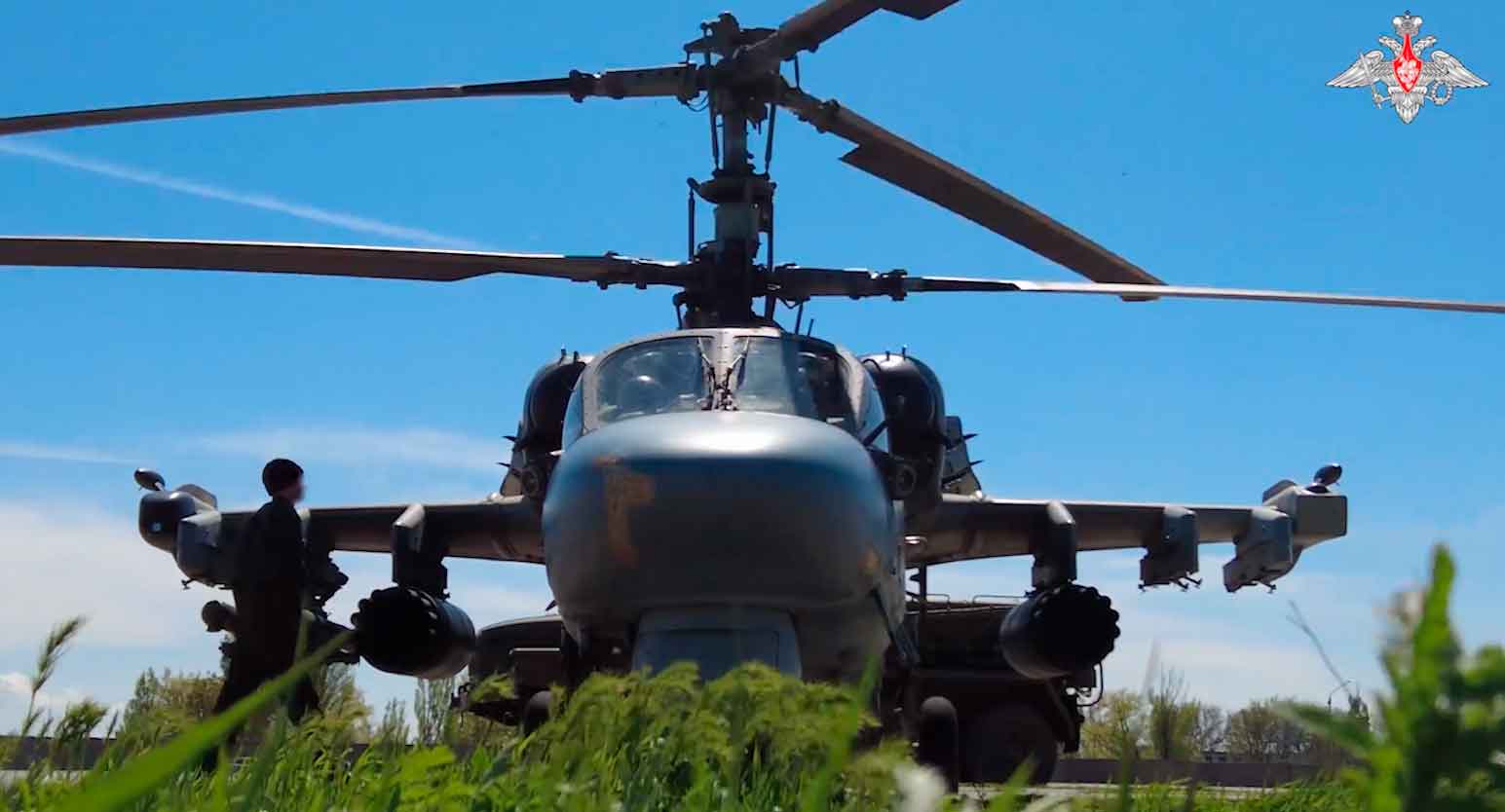 Em mais um vídeo publicado pelo Ministério de Defesa da Rússia nas redes sociais, mostra o poderoso Ka-52 se preparando e atacando posições inimigas na Invsão Russa da Ucrânia