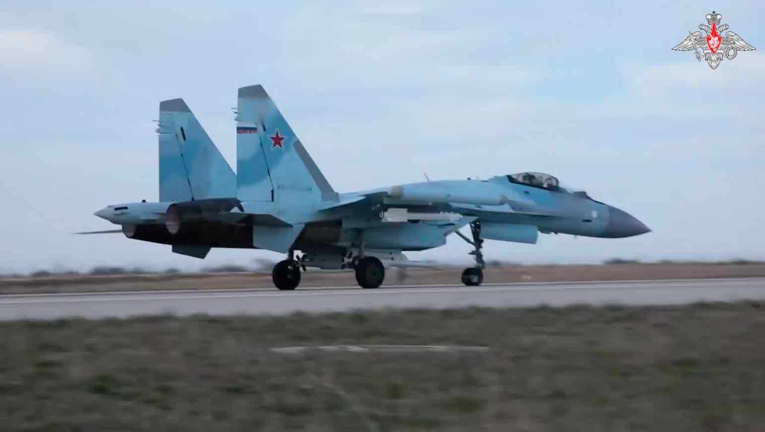 Wideo opublikowane przez Rosję pokazuje myśliwiec Su-35 niszczący ukraiński samolot