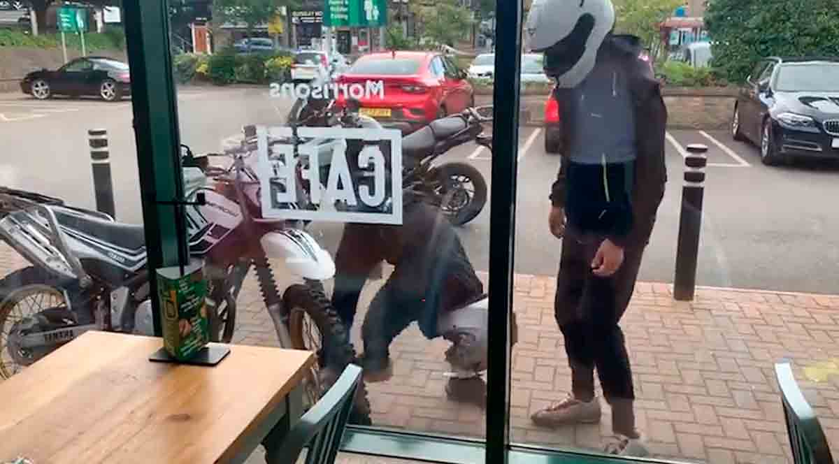 Video: Thieves steal a motorcycle using a rock in front of a crowded diner and no one does anything. Photo: Twitter Reproduction @MCNnews
