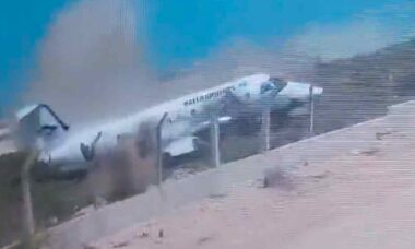 Video näyttää Embraer EMB-120 -lentokoneen onnettomuuden Somaliassa. Kuva: Twitterin uudelleenjulkaisu