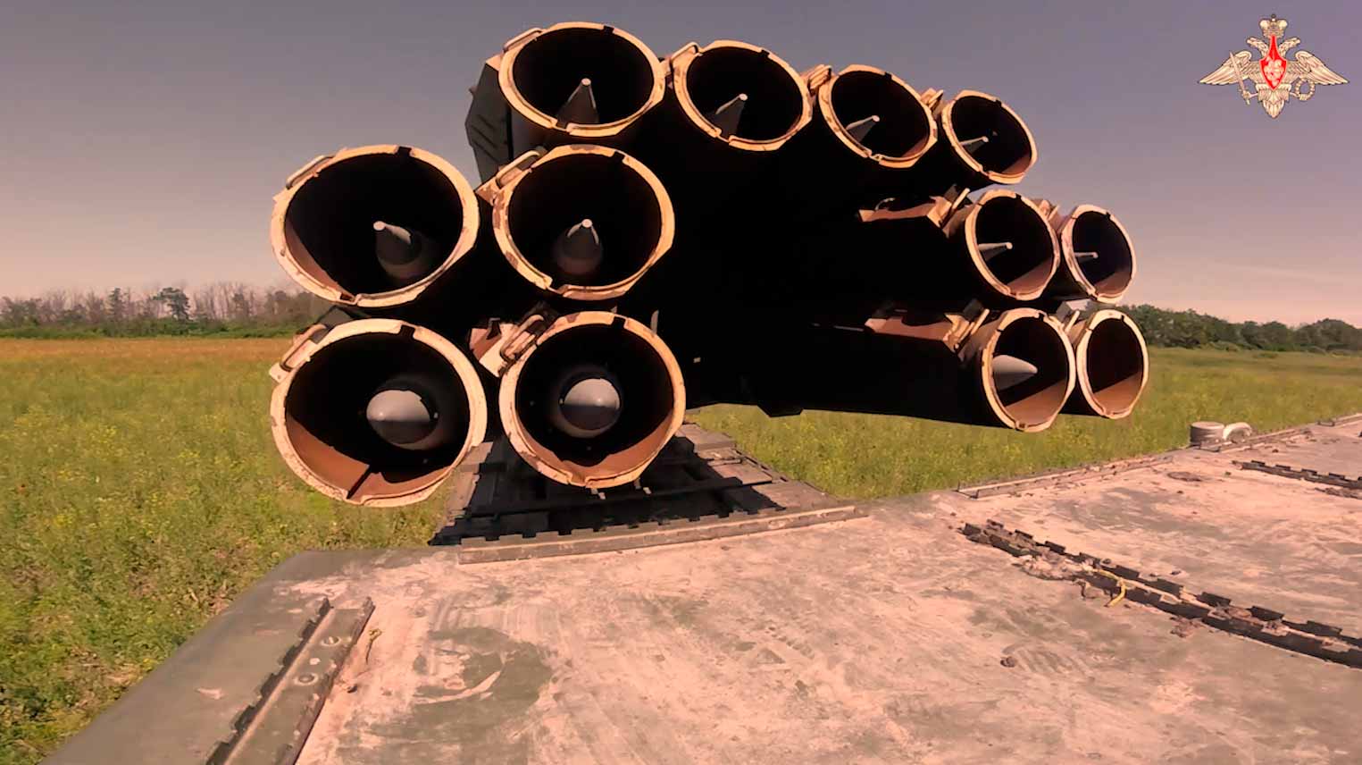 Vídeo mostra o ataque do poderoso sistema de lançamento múltiplo de foguetes Tornado-S na Ucrânia.Fotos e vídeo: reprodução t.me/mod_russia