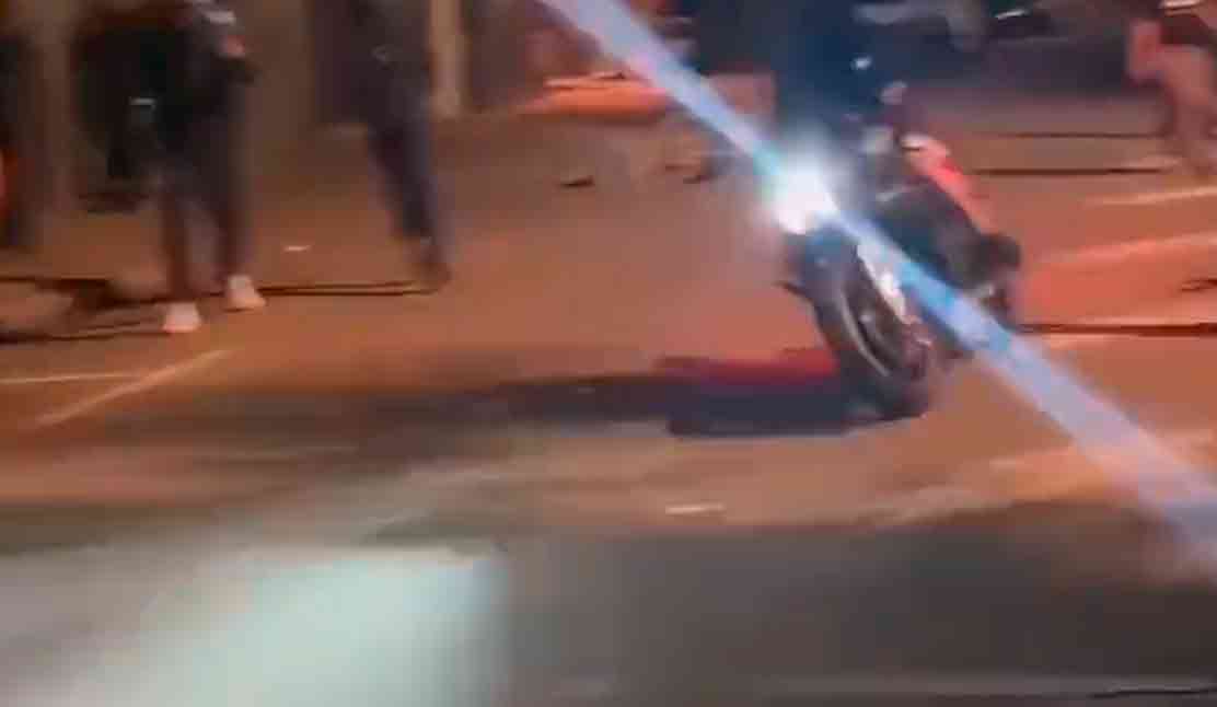 Vídeo: saqueadores roubam loja de motos e andam pelas ruas de Lyon na França. Foto: reprodução Twitter