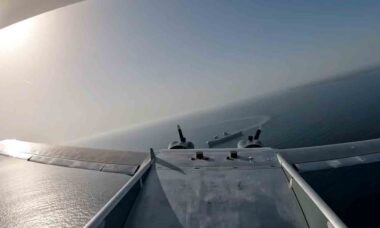 Video mostra il primo atterraggio di un drone autonomo sulla più grande nave del Regno Unito. Foto: riproduzione Twitter @HMSPWLS